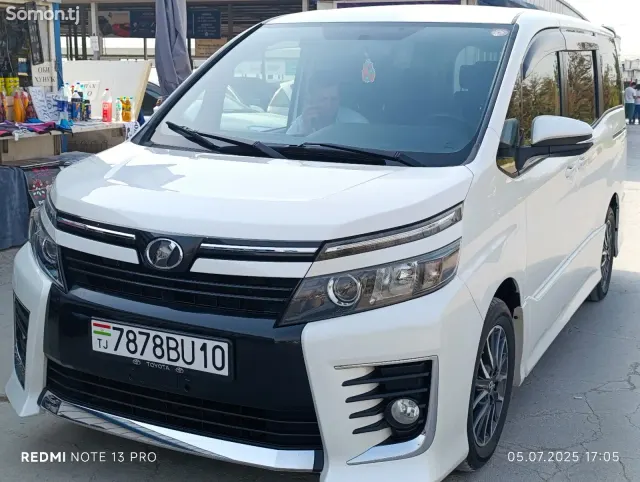Toyota Voxy 2014 · 1.8 AT