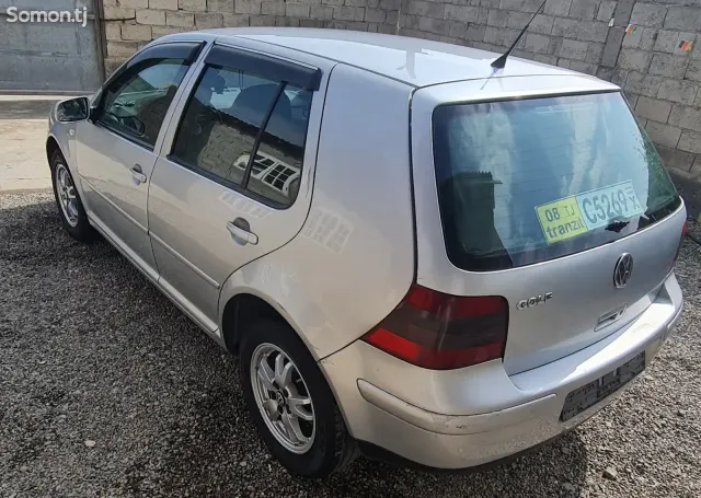 Volkswagen Golf 2003 · 1.6 MT