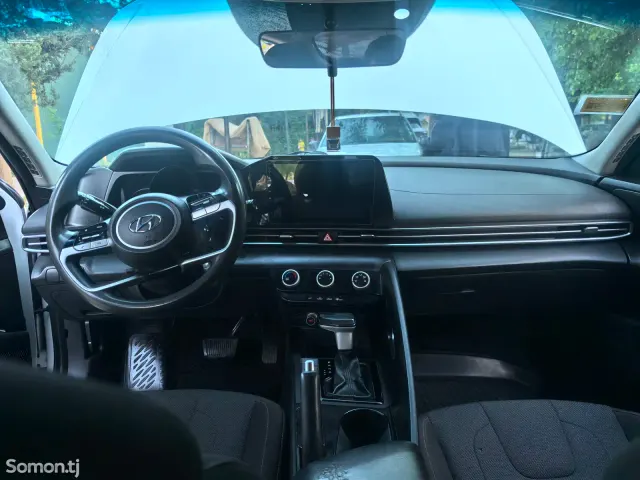 Hyundai Elantra 2022 · 1.6 AT