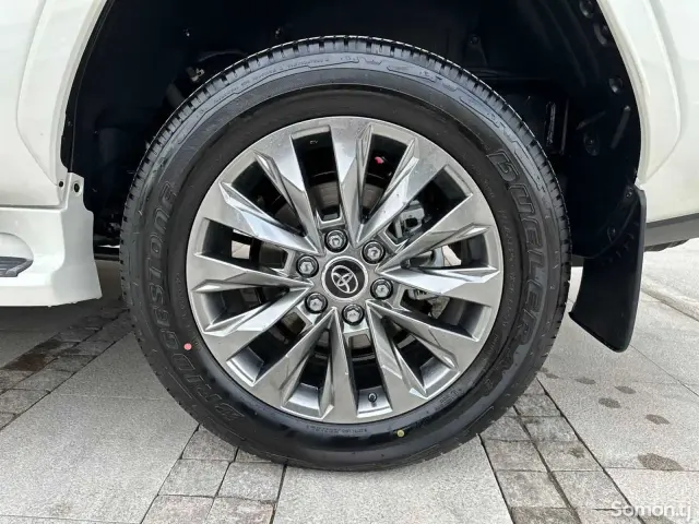 Toyota Land Cruiser 2025 · 3.5 AT