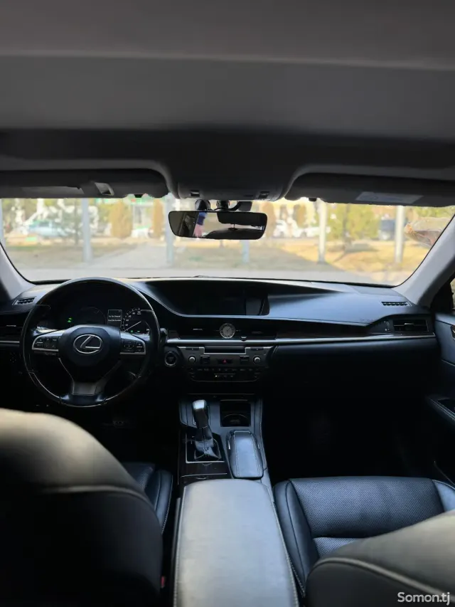 Lexus ES series 2017 · 2.5 AT