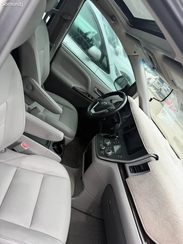 Toyota Sienna 2015 · 3.5 AT