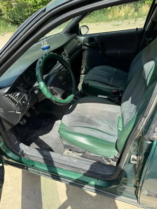 Opel Vectra B 1996 · 1.6 MT