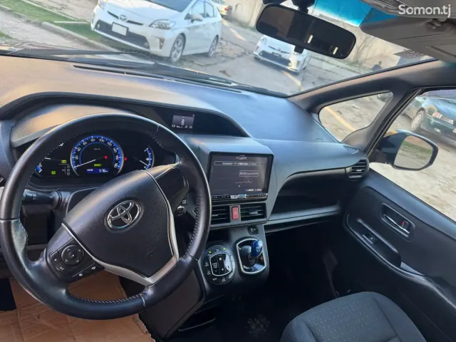 Toyota Voxy 2014 · 1.8 CVT