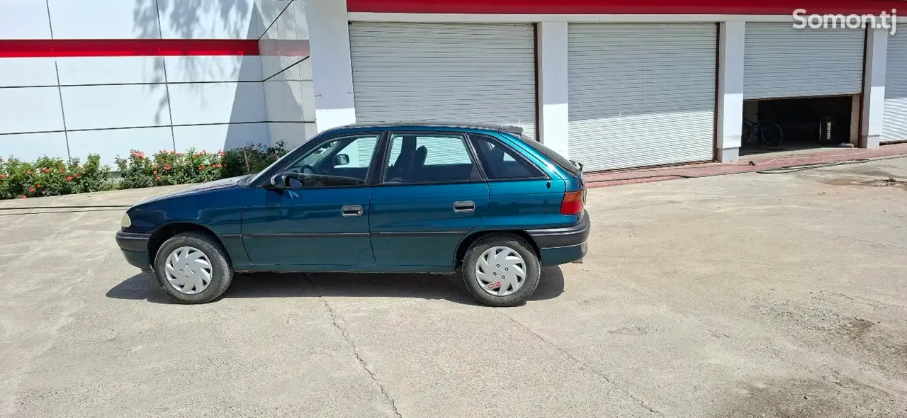 Opel Astra F 1995 · 1.6 MT