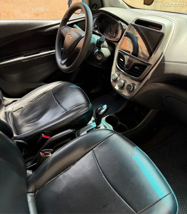 Chevrolet Spark 2015 · 1.0 AT