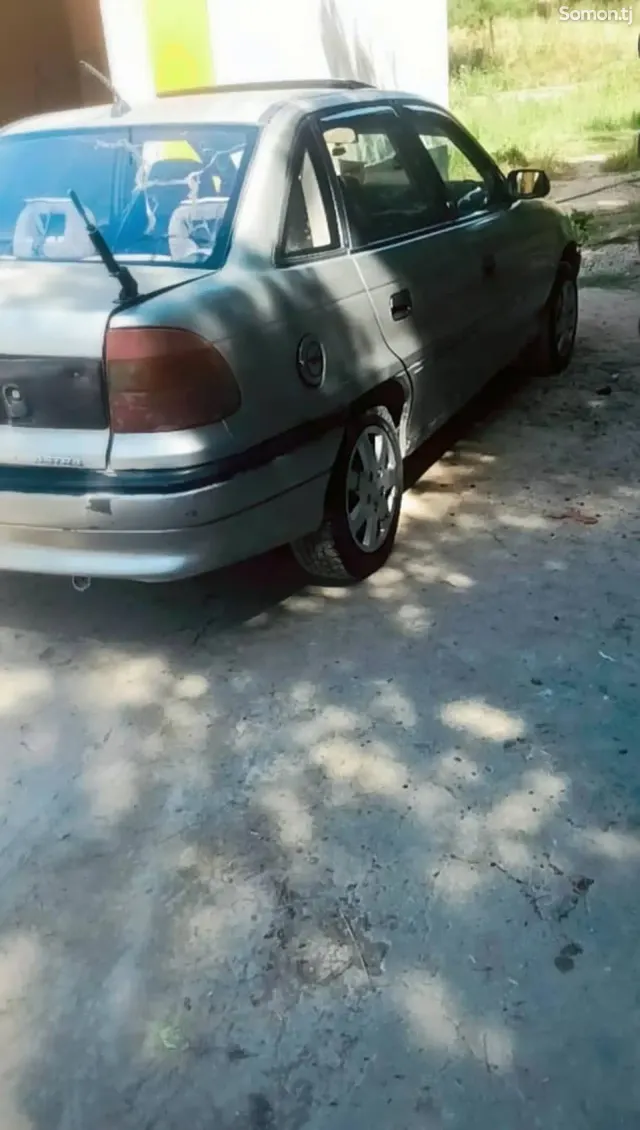 Opel Astra F 1993 · 1.6 MT