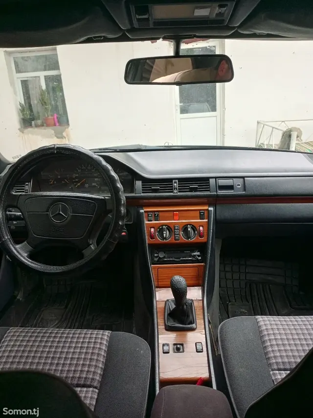 Mercedes-Benz W124 1992 · 2.5 MT