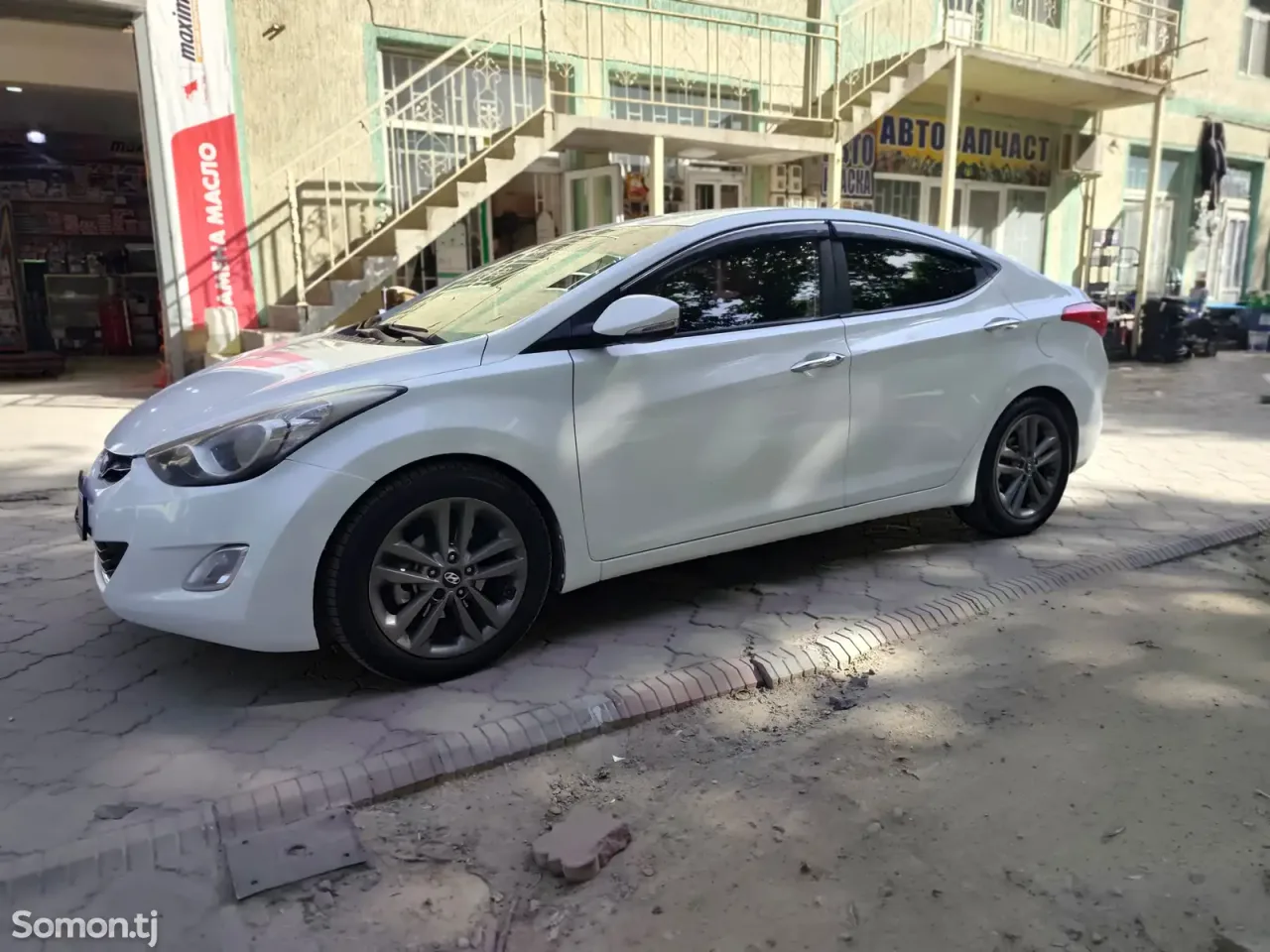 Hyundai Avante 2012 · 1.6 AT