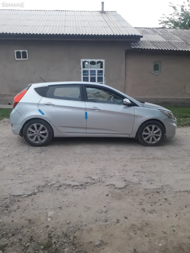 Hyundai Solaris 2013 · 1.4 MT