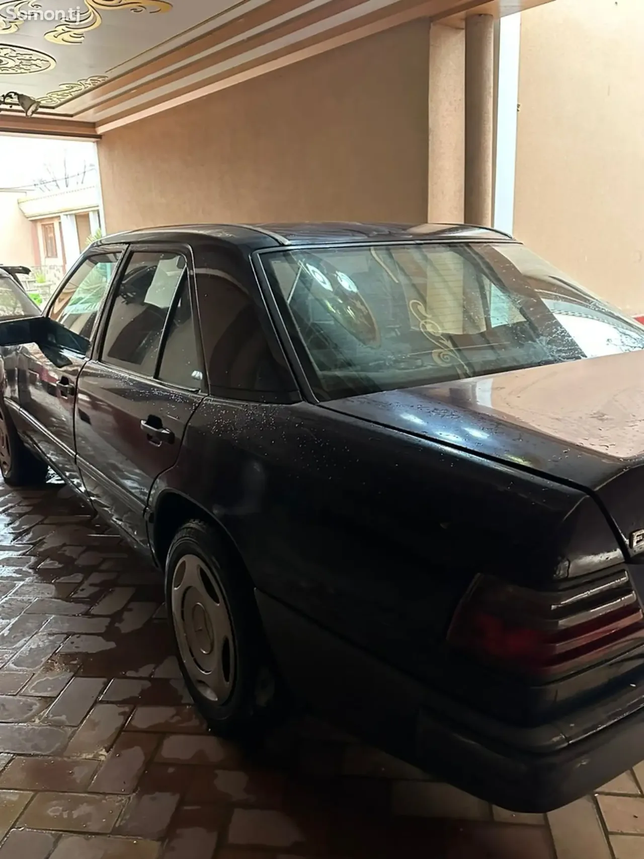 Mercedes-Benz W124 1989 · 2.5 MT