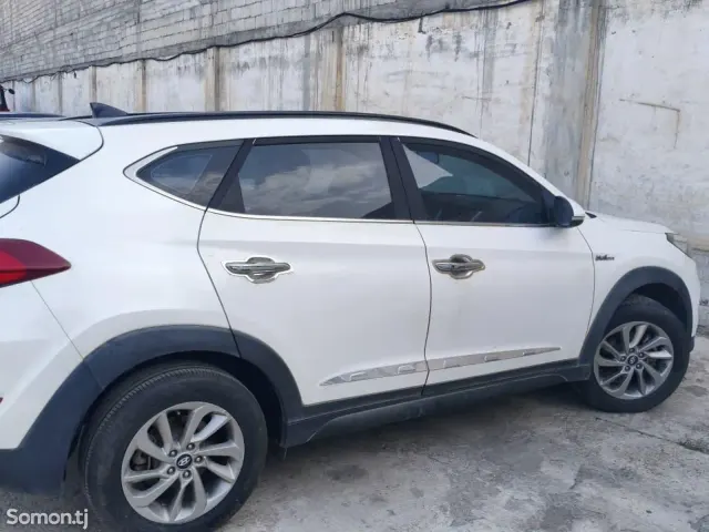 Hyundai Tucson 2016 · 1.6 AT