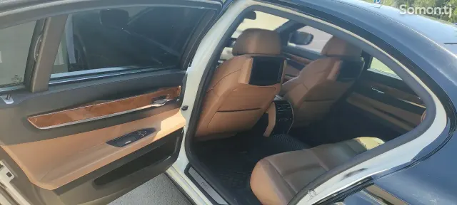 BMW 7 series 2012 · 4.4 AT