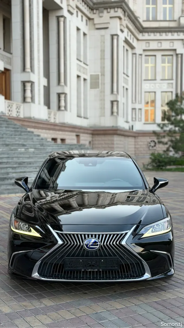 Lexus ES series 2020 · 2.5 AT