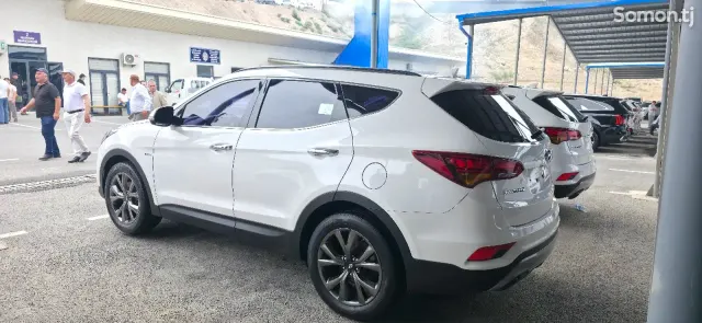 Hyundai Santa Fe 2016 · AT