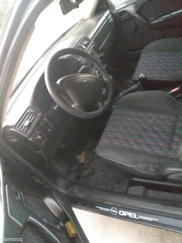 Opel Vectra A 1995 · 1.6 MT