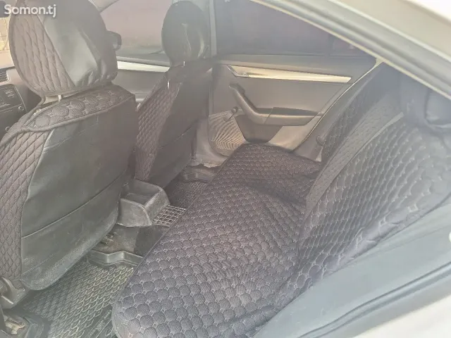 Skoda Octavia 2015 · 1.6 MT
