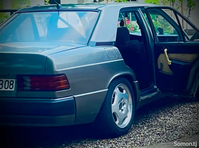 Mercedes-Benz W201 1990 · 2.0 MT