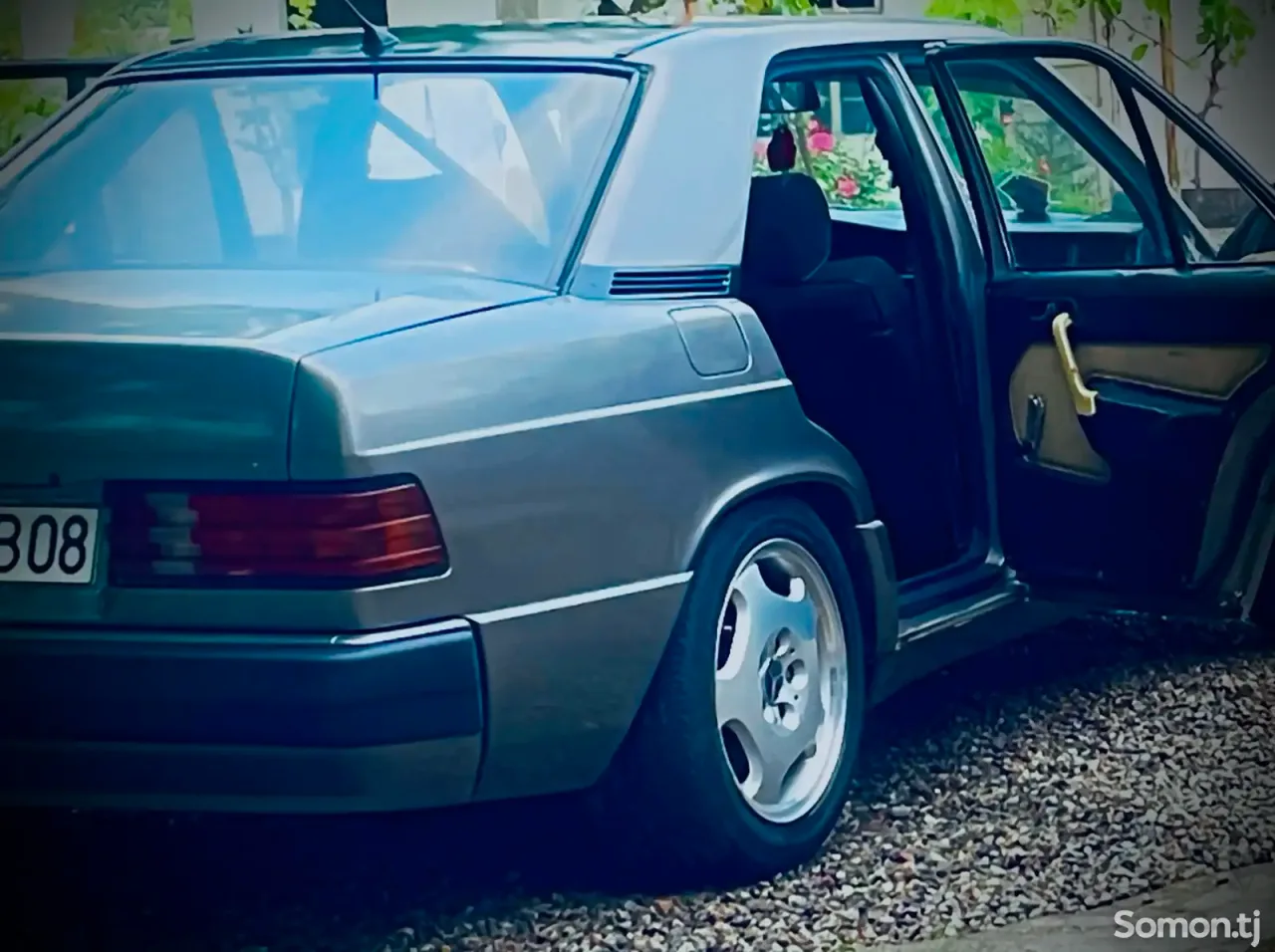 Mercedes-Benz W201 1990 · 2.0 MT
