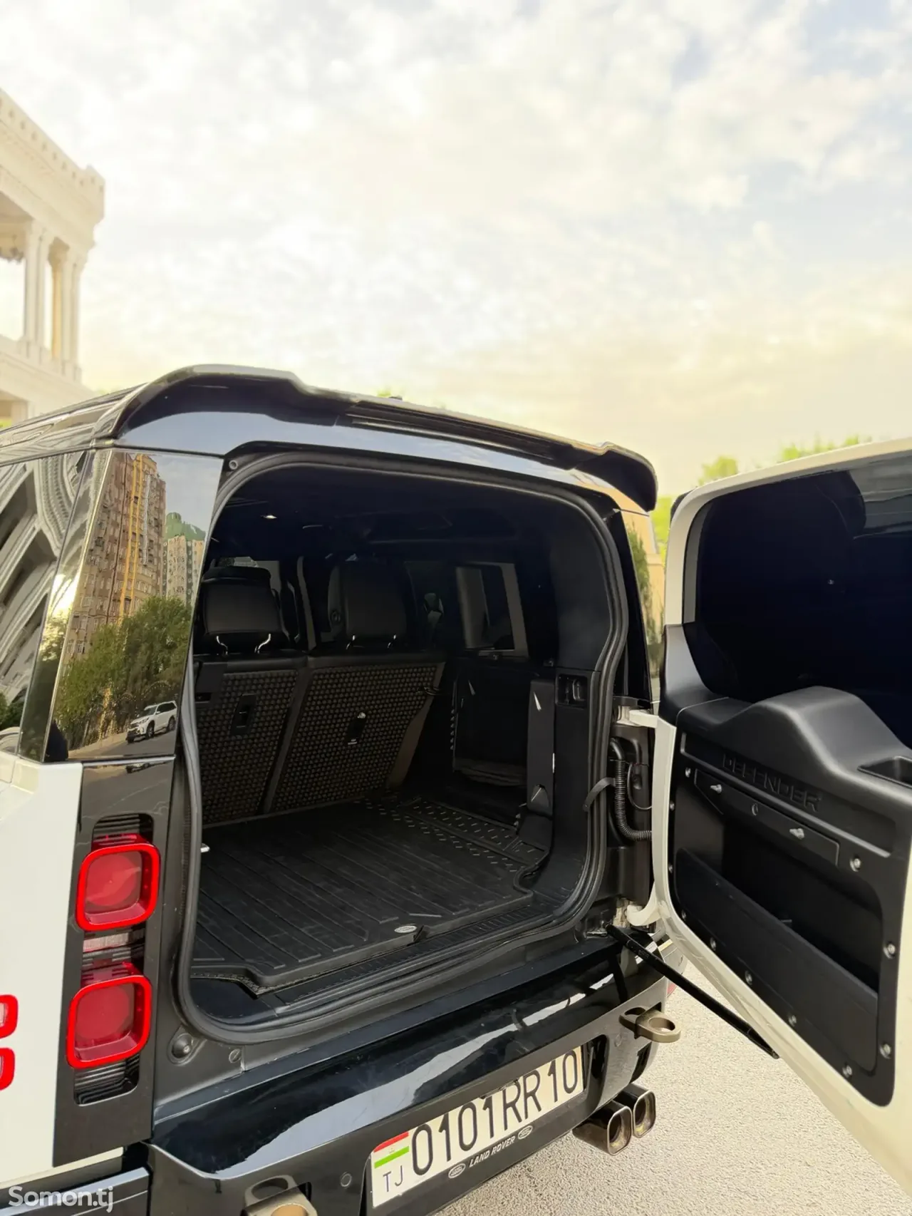 Land Rover Defender 2021 · 3.0 AT