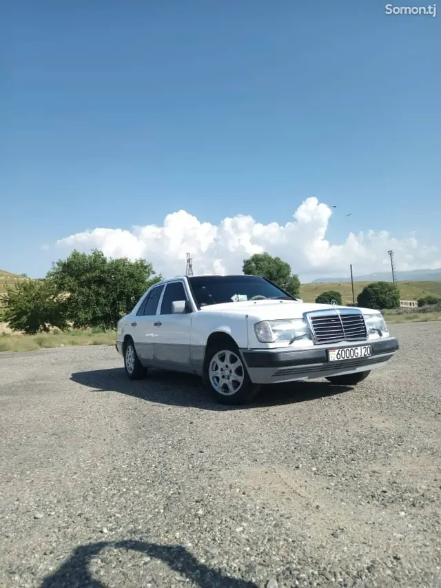 Mercedes-Benz W124 1990 · 2.0 MT