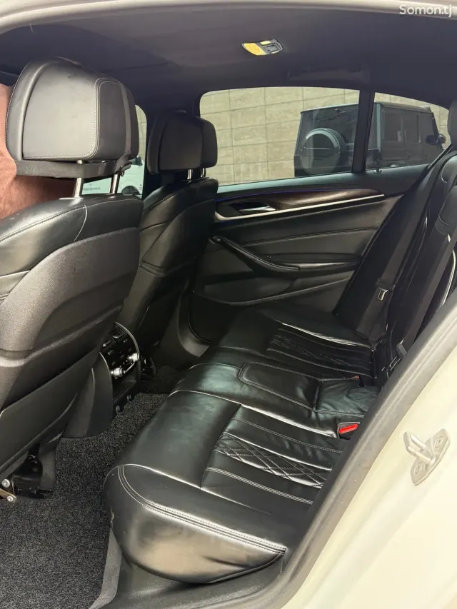 BMW 5 series 2017 · AT