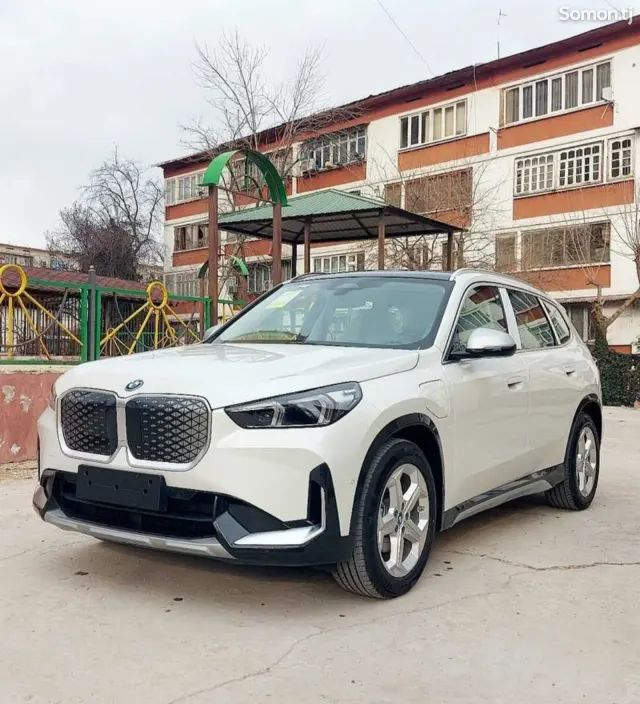 BMW iX 2025 · AT
