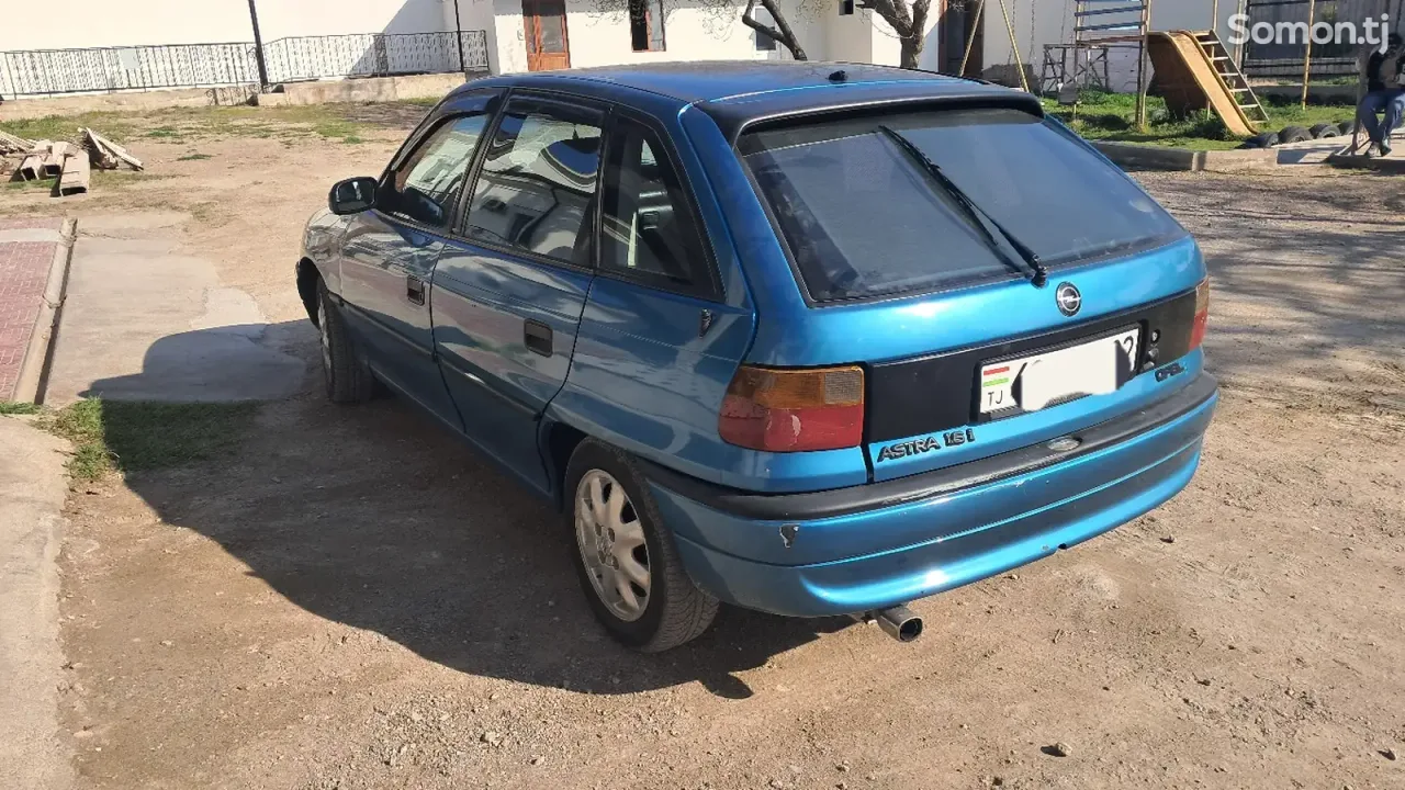 Opel Astra F 1993 · 1.6 MT