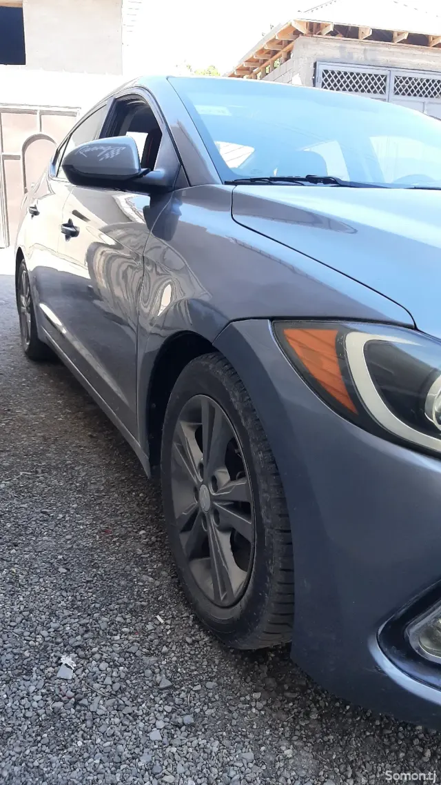 Hyundai Elantra 2018 · 2.0 AT