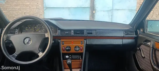 Mercedes-Benz W124 1992 · 2.5 MT