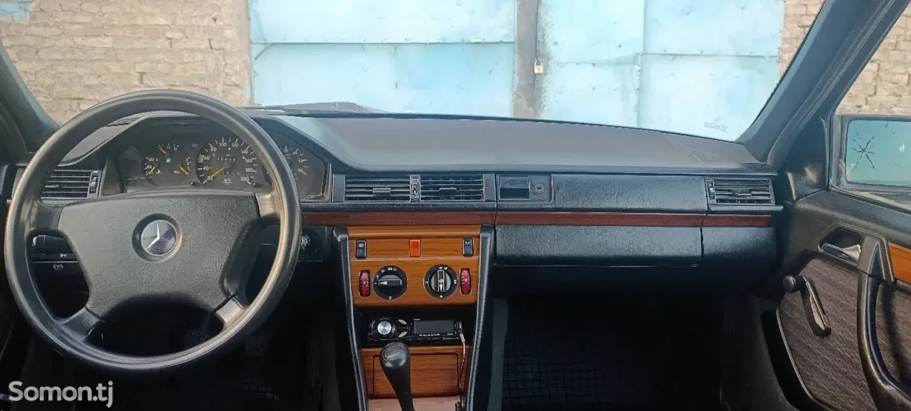 Mercedes-Benz W124 1992 · 2.5 MT