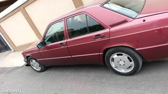 Mercedes-Benz W201 1991 · 1.8 MT