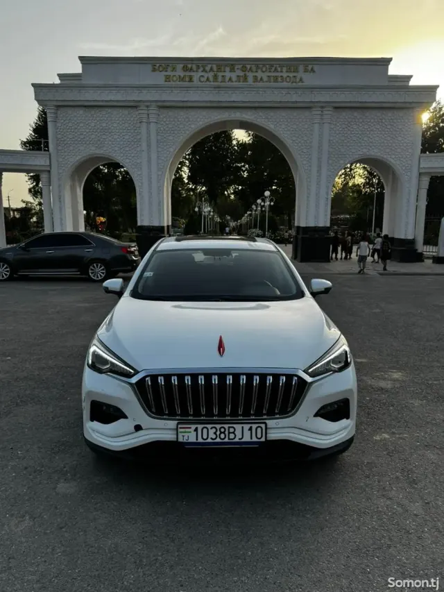 Hongqi E-HS3 2019 · AT
