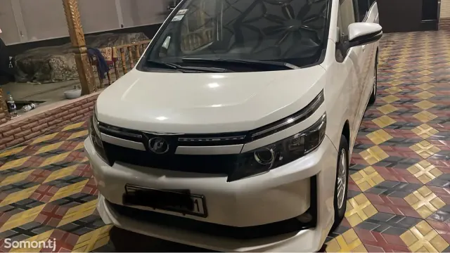 Toyota Voxy 2015 · 2.0 AT