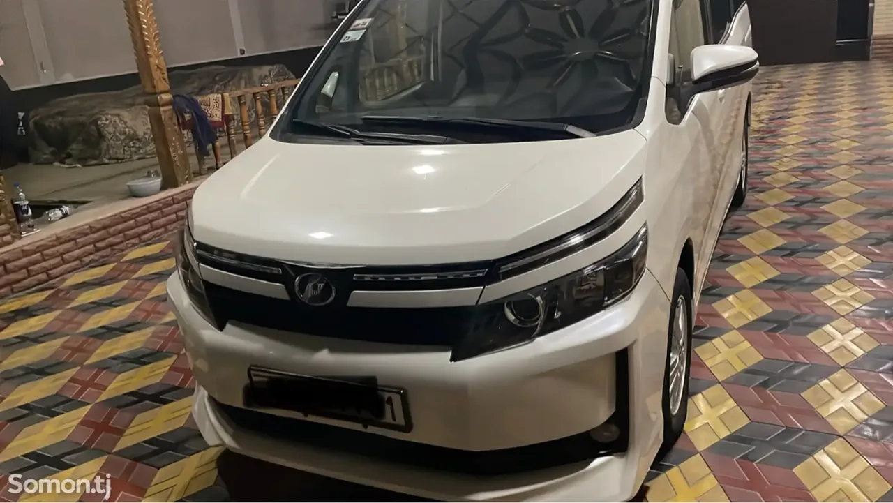 Toyota Voxy 2015 · 2.0 AT