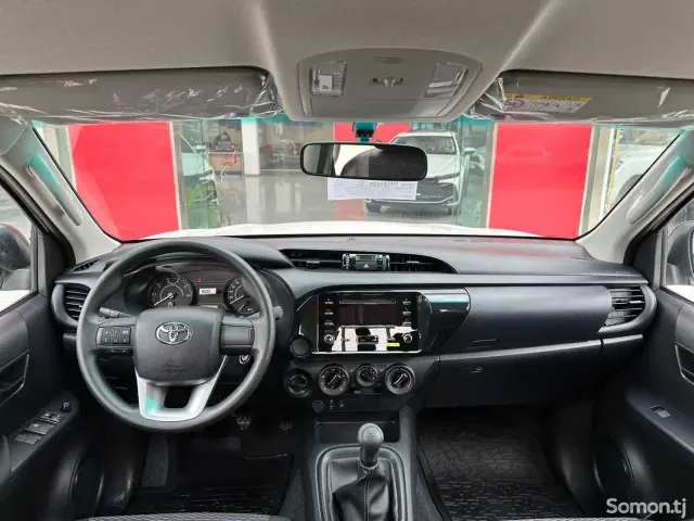 Toyota Hilux 2025 · 2.4 MT