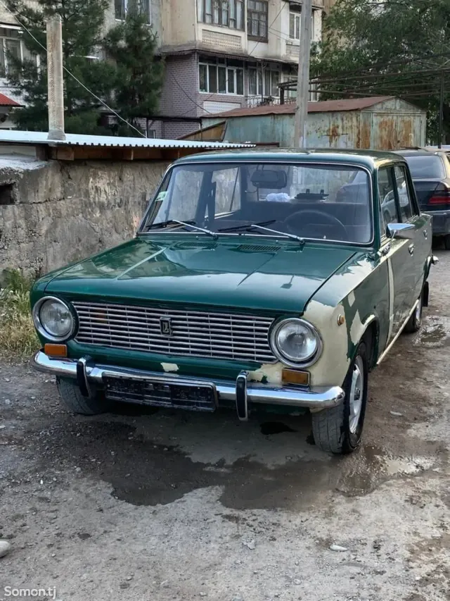 Lada (ВАЗ) 2101 1976 · 0.4 MT