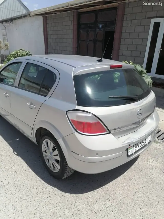 Opel Astra H 2004 · 1.8 MT