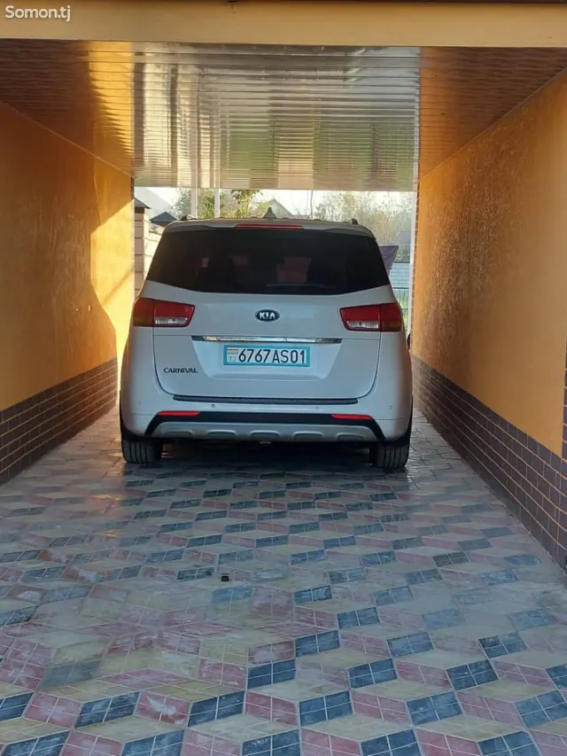 Kia Carnival 2016 · 2.0 AT