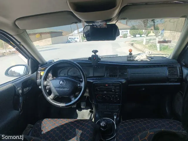 Opel Vectra B 1999 · 1.6 MT