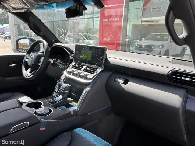 Toyota Land Cruiser 2025 · 3.5 AT