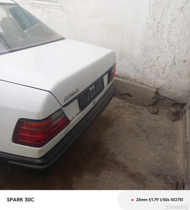 Mercedes-Benz W124 1988 · 2.3 MT