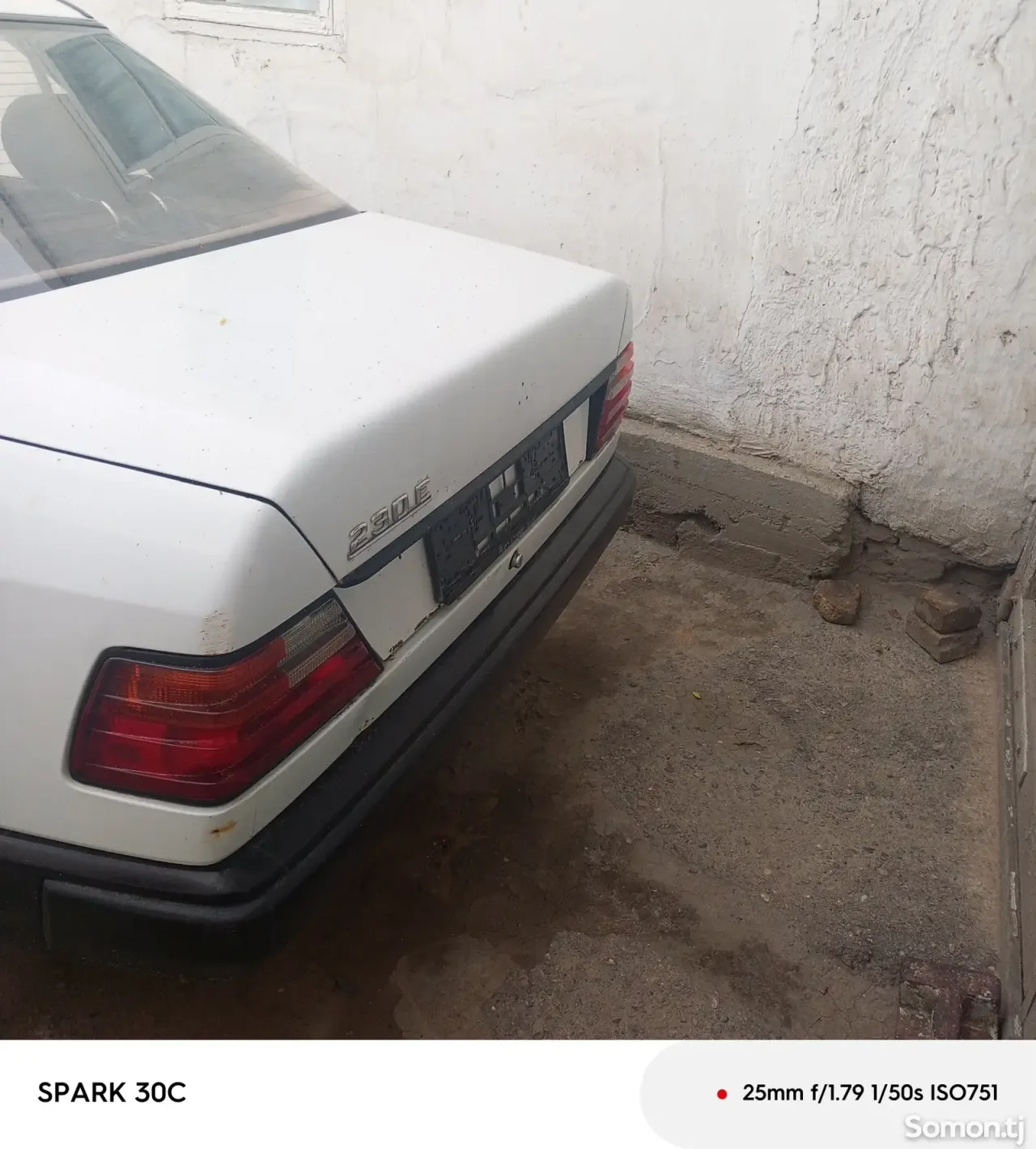 Mercedes-Benz W124 1988 · 2.3 MT