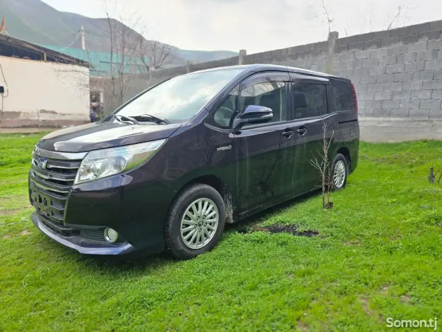 Toyota Noah 2014 · 2.0 AT
