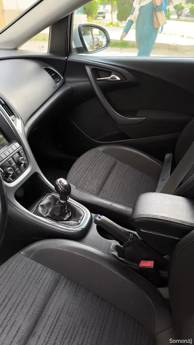 Opel Astra J 2014 · 1.4 MT