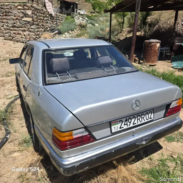 Mercedes-Benz W124 1990 · 1.8 MT