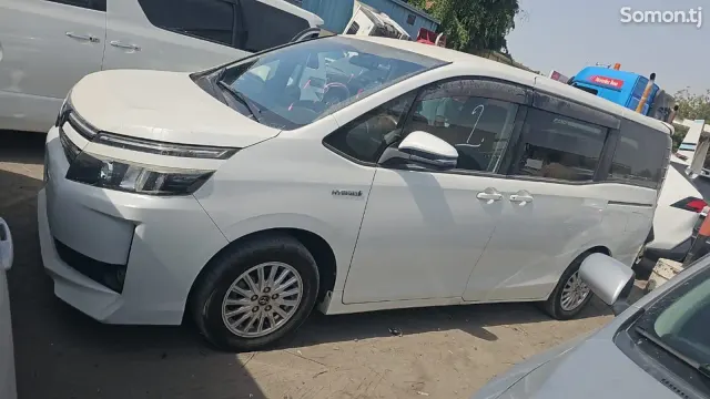 Toyota Voxy 2014 · AT