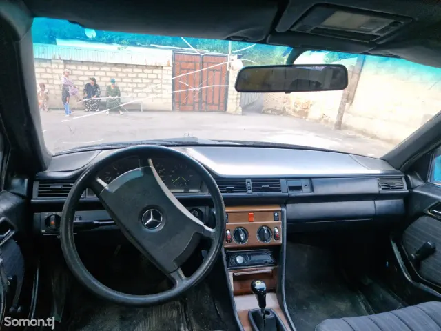 Mercedes-Benz W124 1988 · 2.0 MT