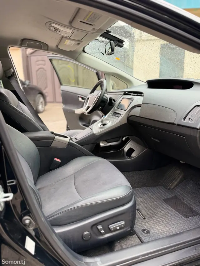 Toyota Prius 2014 · 1.8 AT