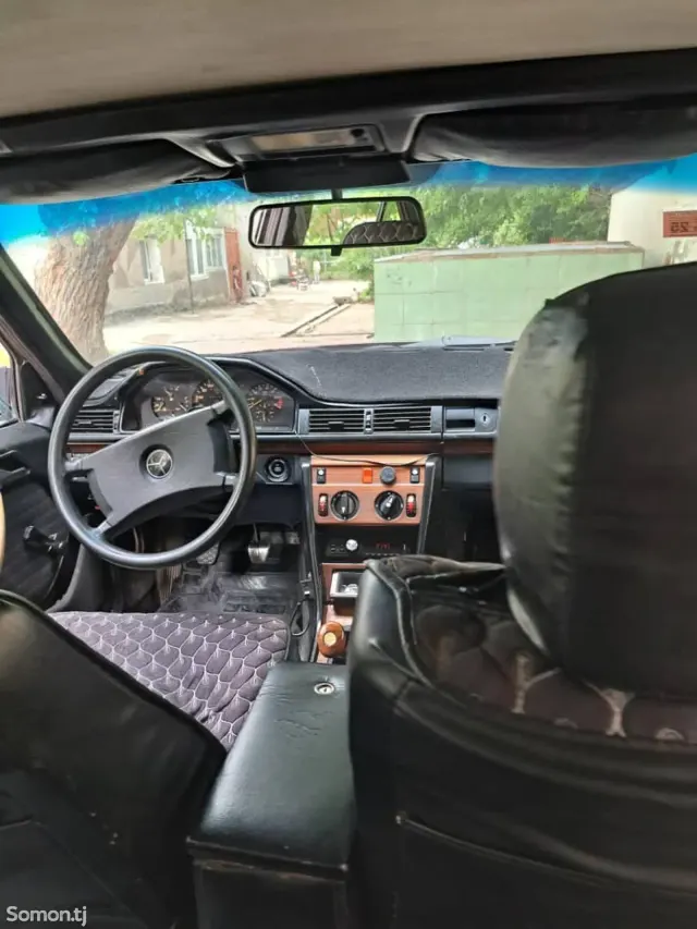 Mercedes-Benz W124 1989 · 2.0 MT